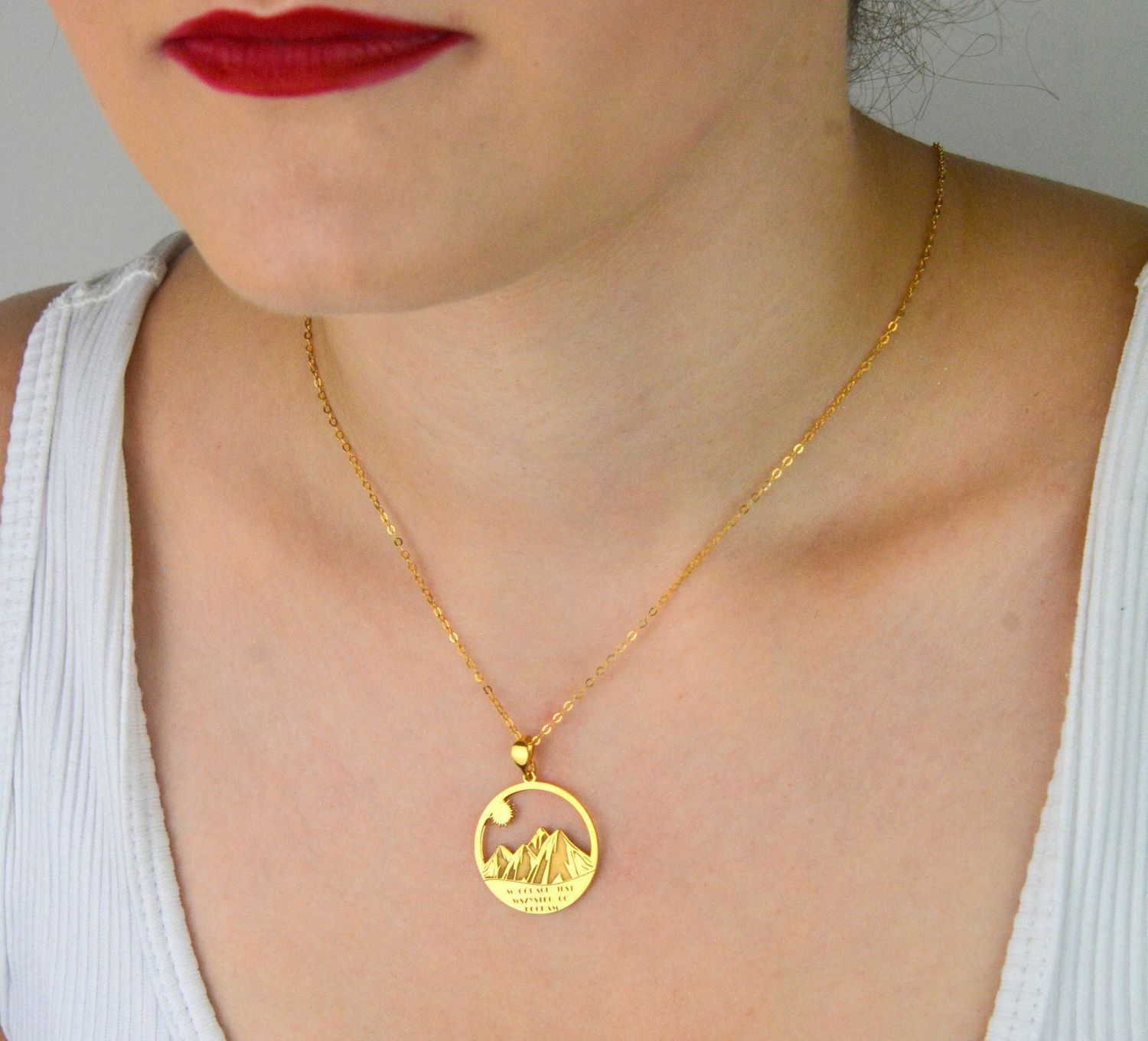 Pozłacany naszyjnik z górami ze srebra 925, idealny dla miłośników natury. Możliwość darmowego graweru. Produkt polski, zapakowany w firmowe pudełko – idealny na prezent.2.jpg